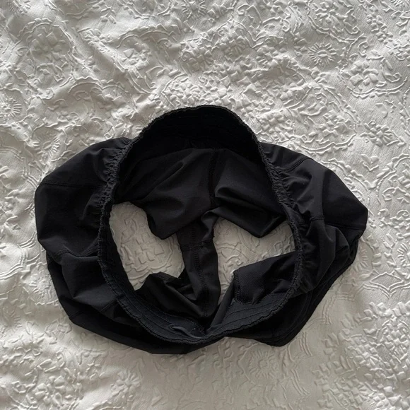 lululemon athletica Hotty Hot Low-Rise Unlined Short 2.5" Black Shorts Sz 6 - Picture 8 of 13